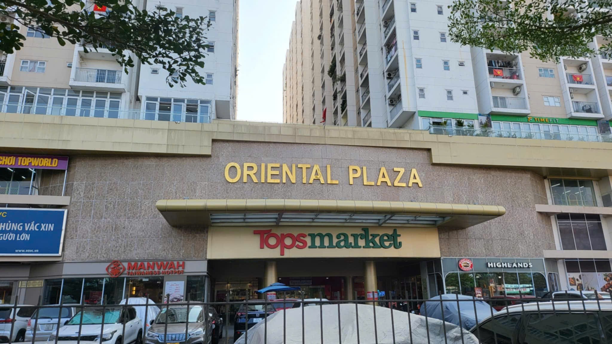 Siêu thị Tops Market bày bán hải sản, thực phẩm không ghi hạn sử dụng