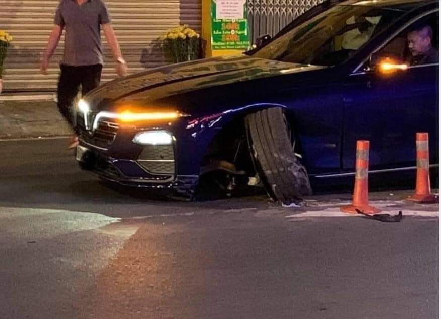 Xe ô tô Vinfast bị “rời” bánh, “sụp” đầu xe khi đang chạy?