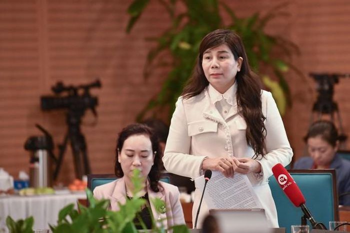 Đã nghỉ công tác, một phó chủ tịch quận vẫn họp và ký hàng chục văn bản
