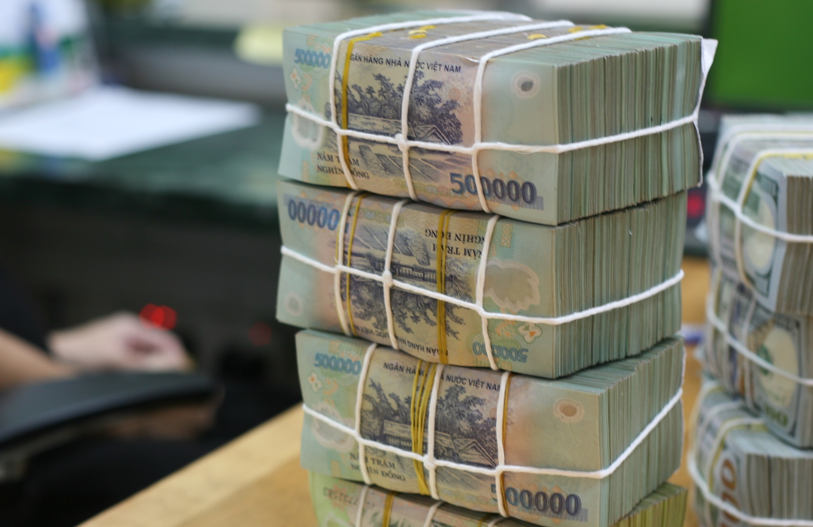 Cán bộ ngân hàng giả chữ ký hàng trăm khách, rút hơn 55 tỷ ra tiêu