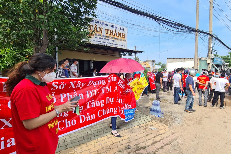 Hàng trăm người dân ở Bình Dương treo băng rôn đòi giao đất