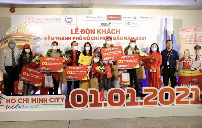 Những vị khách đầu tiên xông đất TP.HCM