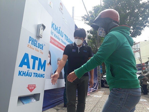 Chủ nhân máy ATM gạo, khẩu trang được giải thưởng của TP.HCM vinh danh