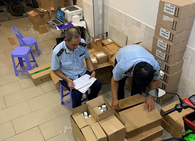 TP. HCM: Thu giữ hơn 13.000 mỹ phẩm cao cấp OBAGI