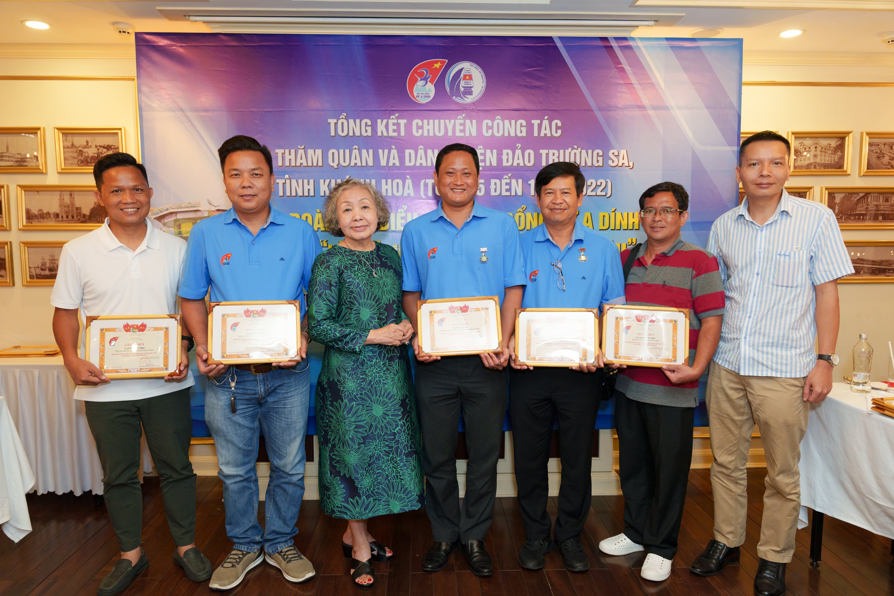 NTTU đồng hành cùng Quỹ học bổng Vừ A Dính thăm quân và dân trên quần đảo Trường Sa