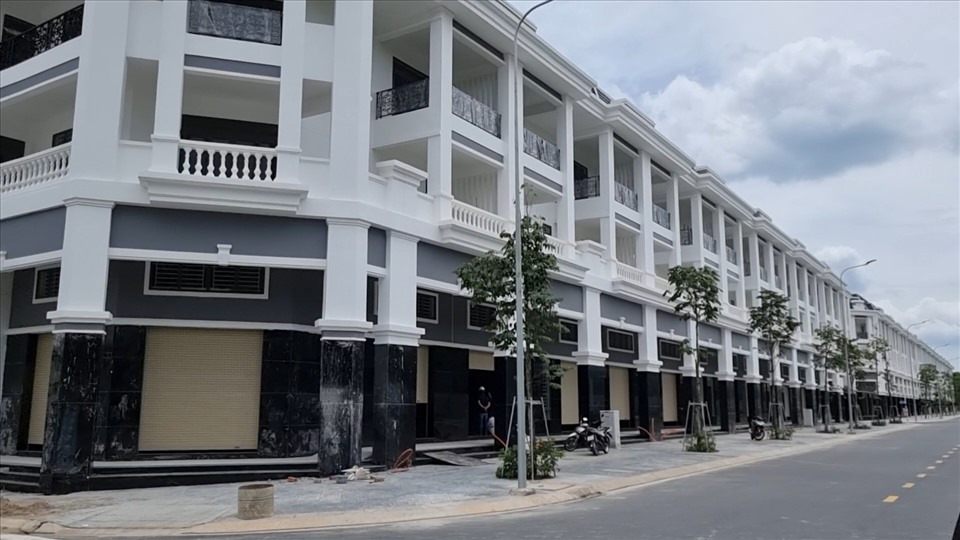 “Thành phố ma” bao vây sân bay Long Thành