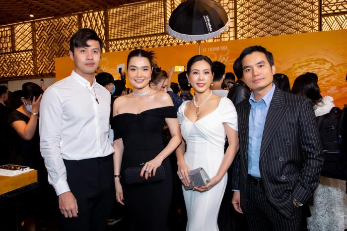 Hoa hậu Thu Hoài khoác tay “trai lạ” tham dự show của NTK Lê Thanh Hòa