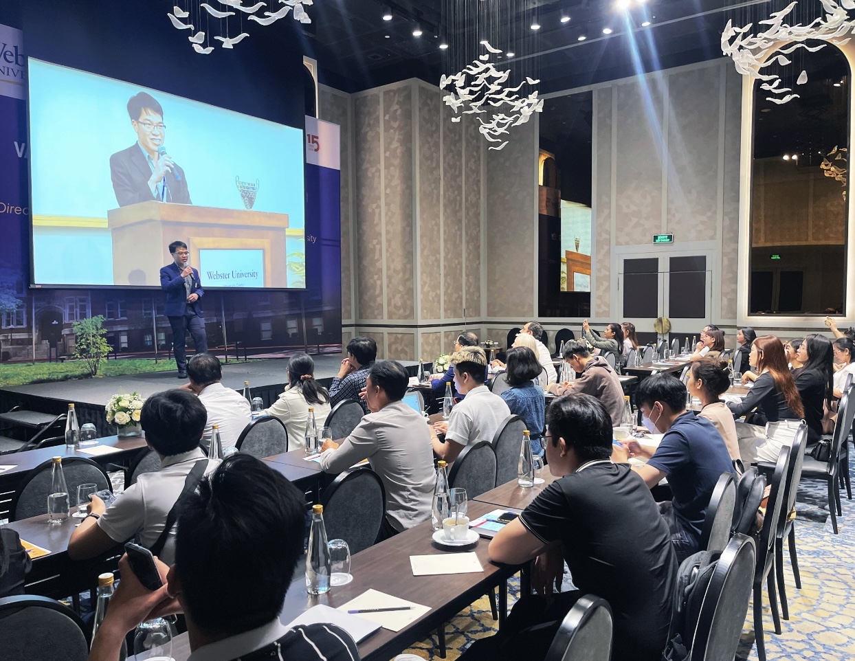 Cùng giao lưu với kiện tướng Lê Văn Liêm