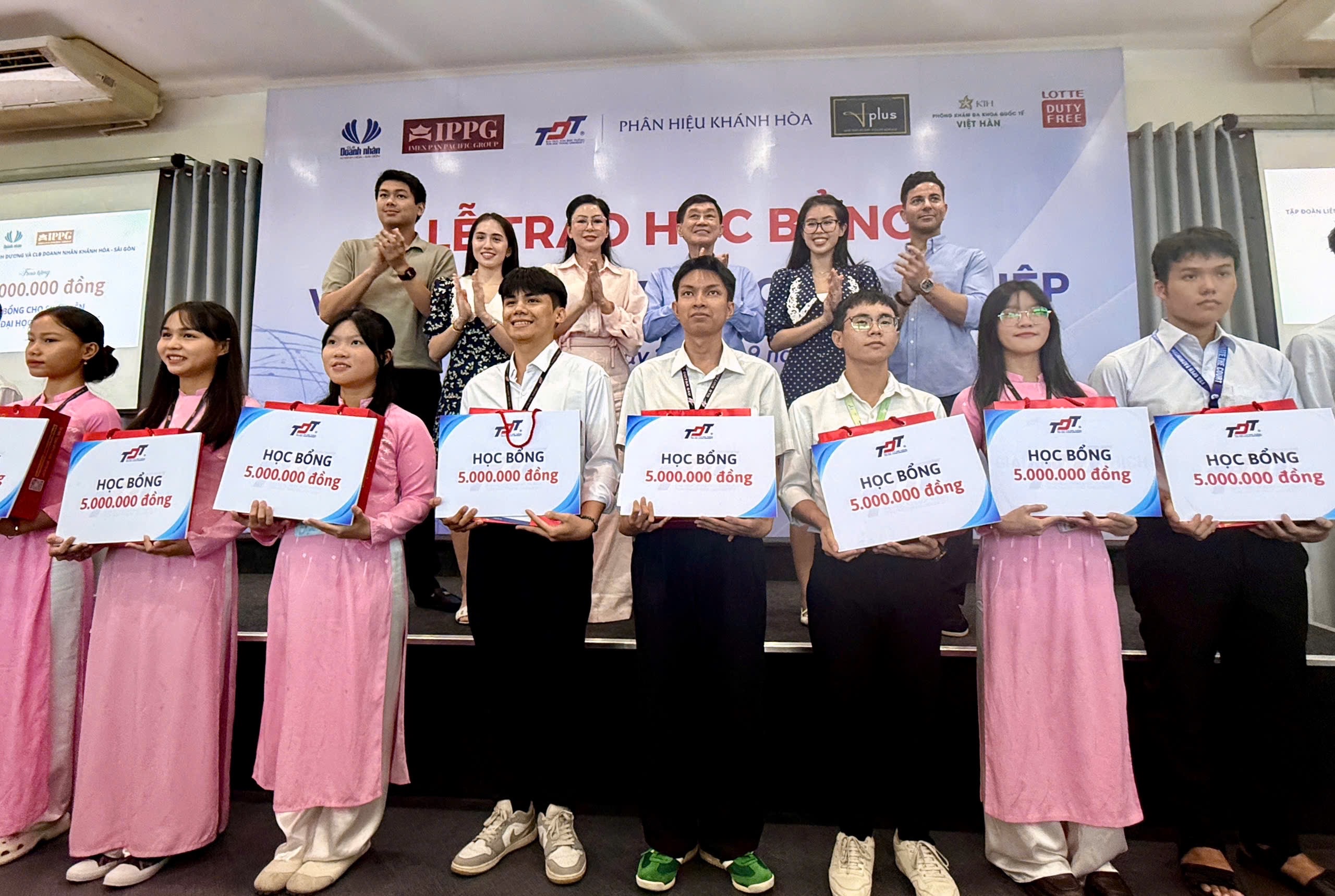 “Nâng bước tương lai” – Tấm lòng của ông Johnathan Hạnh Nguyễn – Chủ tịch Tập đoàn đồng IPP dành cho thế hệ trẻ Khánh Hòa