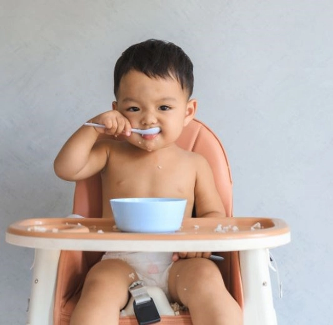 Ngoài bình sữa giải phóng vi nhựa, nhà nào đang cho con dùng những món đồ này cũng nên cân nhắc thay thế