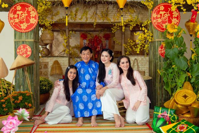 Doanh nhân Thuỷ Tiên khoe nhan sắc xinh đẹp và trẻ trung khi diện áo dài du xuân cùng con gái