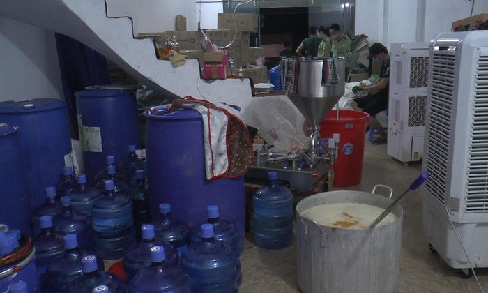 Hãi hùng sữa tắm, kem dưỡng da dùng nồi nấu, đựng trong thùng phuy