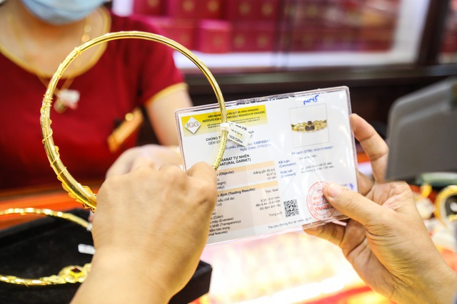 Giá vàng sụt giảm, giới đầu tư đánh cược vào đồng bạc xanh