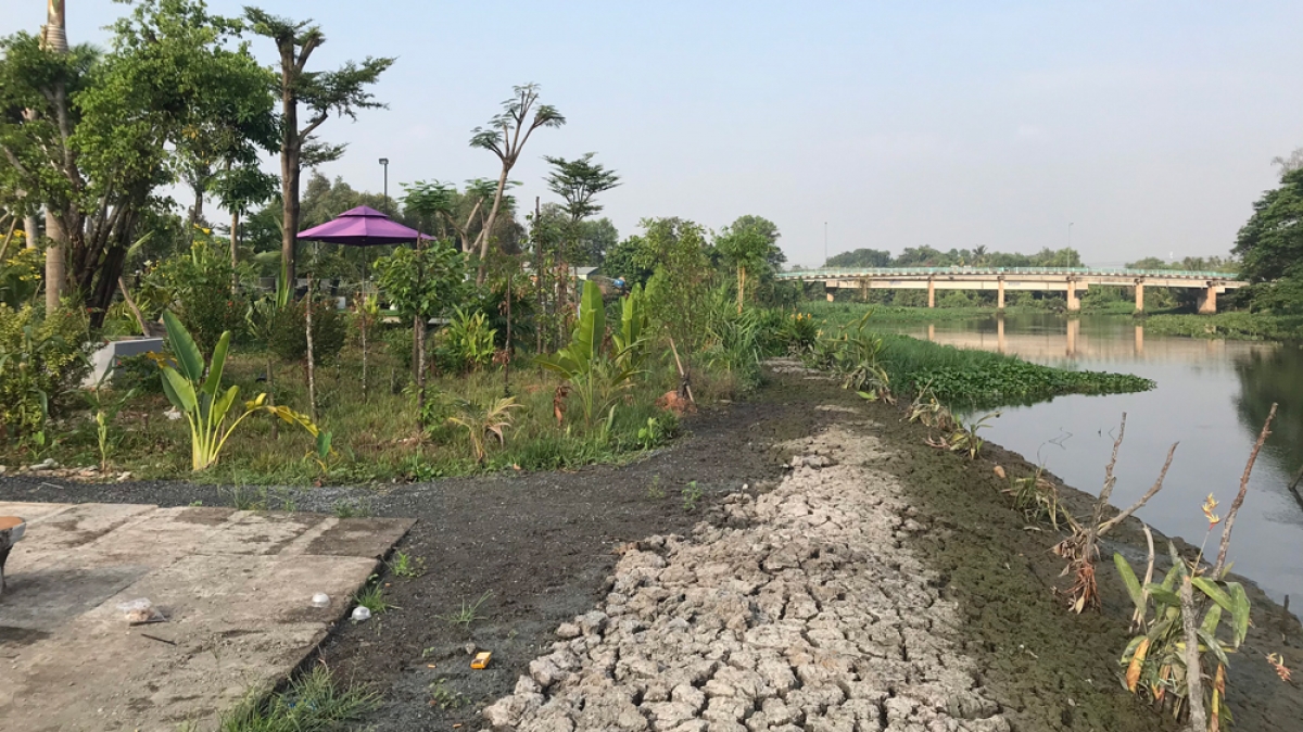 Xây nhà hàng lấp cả nghìn m2 rạch, người dân bức xúc