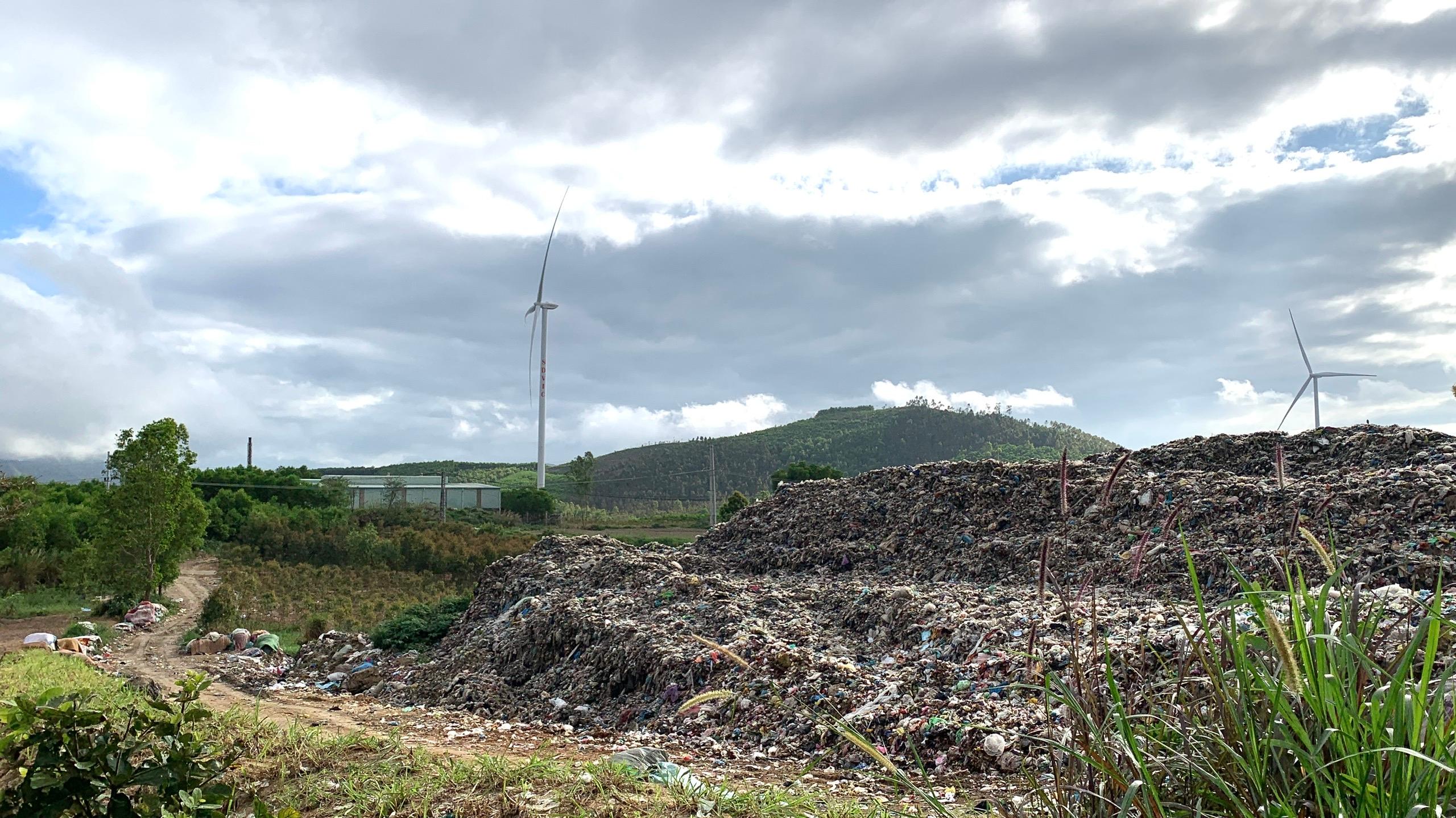 Gia Lai: Nhà máy 117 tỷ đồng thành “bãi rác”, xe thu gom đổ hàng trăm tấn rác ra môi trường
