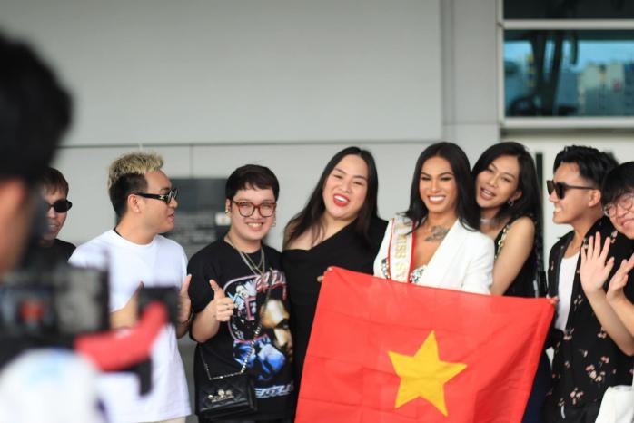 Kim Kim lên đường tham dự Miss Star International